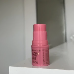 Blush - Säljer det här superfina blushet från essence i färgen tickle me pink☺️Den är ”swatchad” en gång men aldrig använt den på ansiktet, så den är som en ny full produkt☺️Säljer för 35kr + frakt🤍
