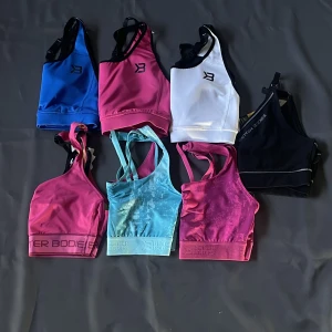 Sport bh-ar  - Helt nya, oanvända sport bh-ar  Sports bra- 249 kr Hot pink, stl. S, M & L White, stl. L Strong blue, stl. M Athlete short top stl. M- 99 kr Fitness short top- 99 kr Aqua print, stl. M Pink print, stl. M Cherry H. Short top stl. L- 99 kr
