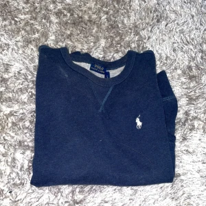Ralph lauren tröja - Marinblå tröja/ tjockare tröja från ralph lauren. 
