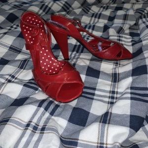 Röda skor.  - Röda lackskor aldrig använda.