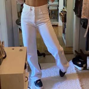 Fina vita jeans som inte längre finns att köpa på Zara. Dom är långa i benen, men längden går att reglera med tanke på att de inte är fållade vid anklarna (bild 2)💕 Byxorna är i nyskick och superfina! Kan tänka mig att gå ner i pris vid snabb affär💕