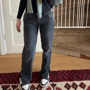 Jeans - Säljer pga av att jag inte använder dom längre, använda 1-2 ggr💕stl 36 med slits och låg midja💕nypris 500kr. köpare står för frakt
