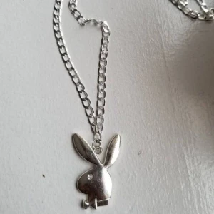 Playboy halsband  - Säljer mitt Playboy halsband eftersom att det inte kommer till användning