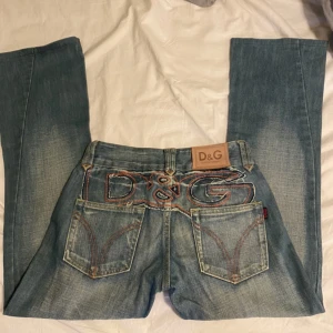D&G jeans  - Skit coola D&G jeans som inte passar mig💕 midjemåttet är 72 och innerbensmåttet är 70  ( dragkedjan är sönder men skulle absolut gå att fixa) 💕💕priser kan absolut diskuteras, laddade upp annonsen igen!