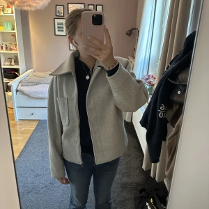 Grå kappa nakd - Superfin grå kappa från nakd, perfekt till hösten. Storlek 36 men passar allt mellan 34-40 beroende hur man vill ha den. Lite nopprig under armarna men märks knappt och kan tas bort lätt💕💕