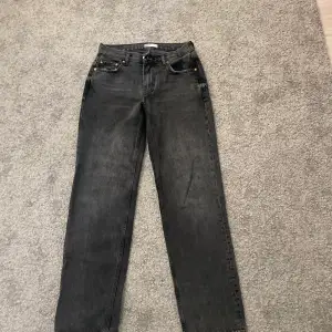 Säljer jeans från Gina, low waist, storlek 36 men små i storleken, urtvättad svart är färgen