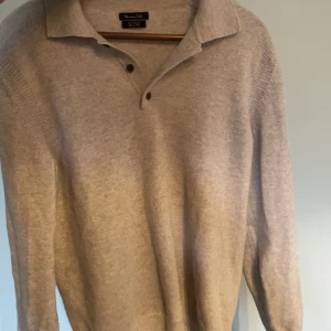 Massimo dutti overshirt  - Säljer min Overshirt från massimo dutti för den har blivit för liten. Bild 3 är bild på hålet som finns på tröjan. Men hålet syns nt när man har på sig den. 