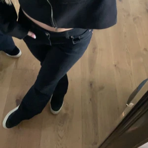 Svarta/gråa Bootcut jeans  - Säljer nu mina lågmidjade jeans från Gina (väll använda) ❤️ tyvärr så har färgen gått bort lite i torktumlaren så skulle säga att det är mer gråa nu. Kom privat för fler bilder ❤️