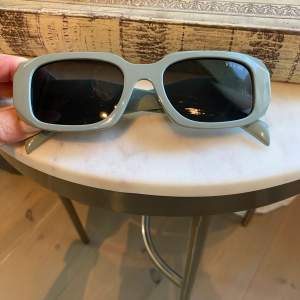 Grå gröna solglasögon från Prada 17ws, sparsamt använda 