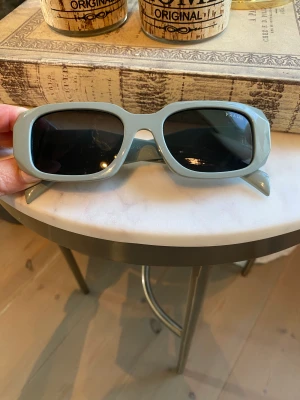 Grå gröna solglasögon  - Grå gröna solglasögon från Prada 17ws, sparsamt använda 