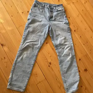 Säljer dessa ”mom jeans” från hm då de är för små, extremt bra skick även fast jag har använt de flera gånger. Färgen är inte olik på baksidan, vet faktiskt inte vad som hände med ljuset 💞