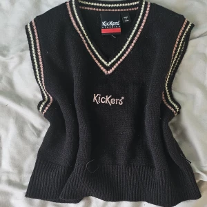 Söt väst topp - Säljer denna supergullig väst från kickers. Har aldrig använt den och den är i riktigt bra kvalitet.💕 Den är jättefin med en skjorta eller liknande under.🫶