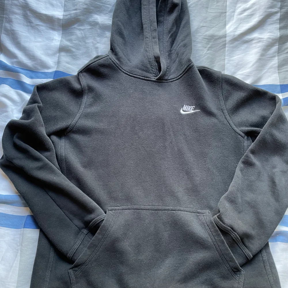 Säljer nu min svarta Nike hoodie för den har blivit för liten! Storlek Xl för barn, motsvara S eller liten M! Kolla gärna resten av min profil! Håller på och garderobränsa. Skickar gärna flera produkter i samma paket!. Hoodies.