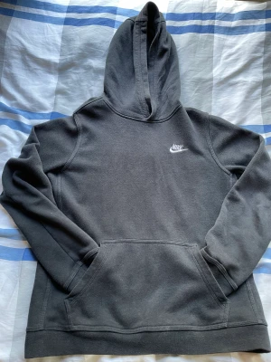 Nike Hoodie! - Säljer nu min svarta Nike hoodie för den har blivit för liten! Storlek Xl för barn, motsvara S eller liten M! Kolla gärna resten av min profil! Håller på och garderobränsa. Skickar gärna flera produkter i samma paket!