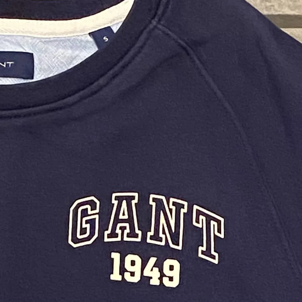 Skön Gant sweatshirt, marinblå stl S. Använd så något blekt pga tvätt.. Tröjor & Koftor.