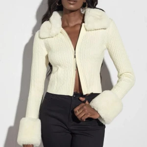 Multifunktionell tröja - Säljer min tröja som är ljus beige/ cream vit! Tycker den är så härlig men har bytt klädstil så den kommer inte till användning. Pälsen är avtagbar med knappar och är lika snygg (om inte snyggare) utan pälsen! Hör av dig för mer info och vid intresse🤍🫧🕯️