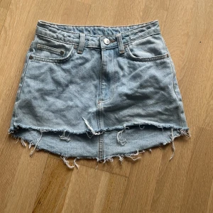 Hm mini-jeanskjol  - Säljer denna snygga mini-jeanskjolen i storlek 34! Säljer pga för liten. Skriv för mer info/bilder. Priset är diskuterbart 💞