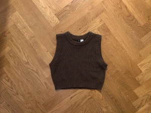 Brun crop top - Brun crop top, relativt tjockt material 