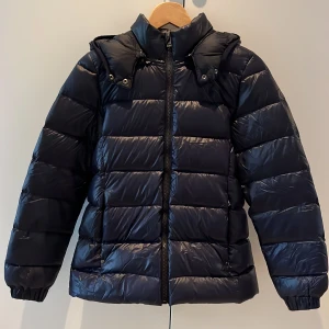  Polo Ralph Lauren dunjacka - Marinblå (dammodell) - Säljer nu en jätte fin Ralph Lauren dunjacka. Perfekt nu till hösten 💙🖤Den är enbart använd ett fåtal gånger. Jackan är i storlek XS, 9/10 skick. Skriv om ni har några funderingar🤩