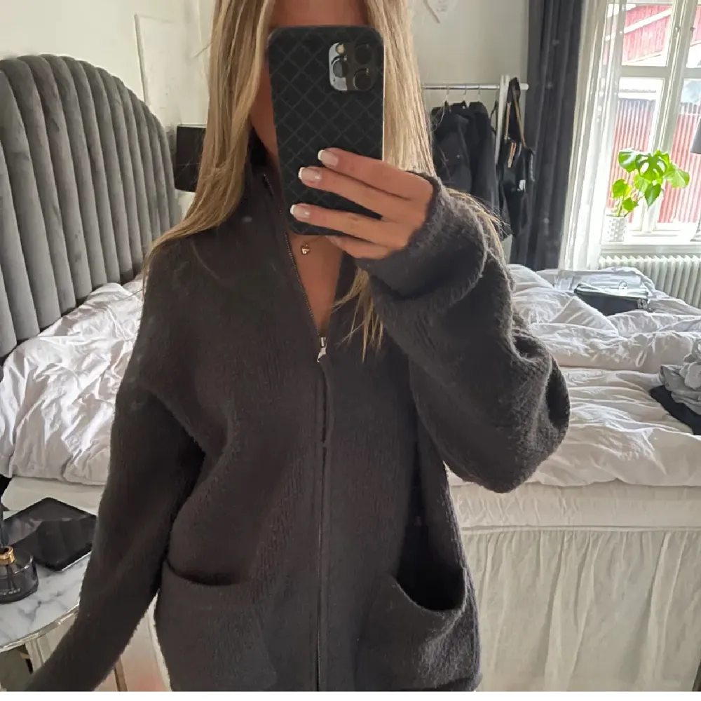 (Fast i brunfärg!!) LÅNADE BILDER. intressekoll på dennna Populära slutsålda cardiganen från zara herravdelning, nypris 699kr. Lägg prisförslag om du är intresserad, pris kan diskuteras.  . Tröjor & Koftor.