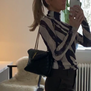 Hm trend topp  - Superfin tröja med turtleneck i svart och vit zebraliknande mönster! Stl M men passar mig som vanligtvis har xs-s i tröjor. 