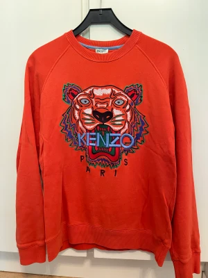 Kenzo Paris xs - Äkta kenzo tröja i en unik orange färg. XS men sitter som vanlig S. Köpt i nk 2020.