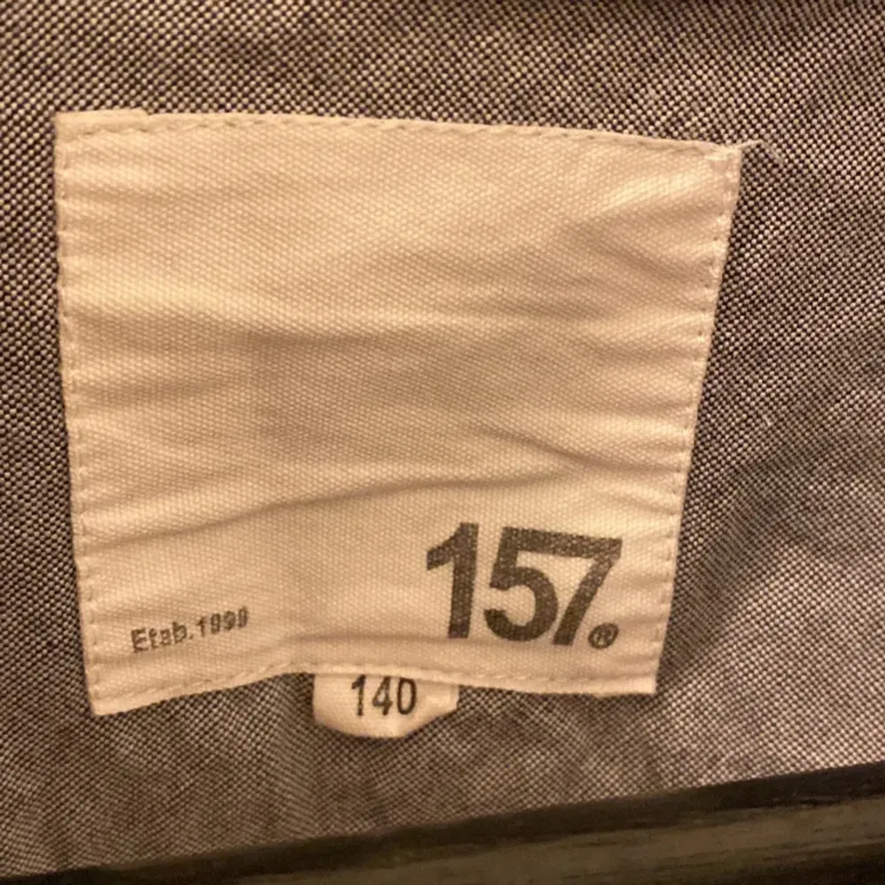 Säljer en grå skjorta från lager 157 som knappt är använd så den är i nyskick.. Skjortor.