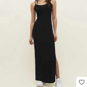Svart långklänning  - Svart klänning från stradivarius. Säljer då den är lite kort för min smak. Hade nog passat perfekt på någon som är under 165!! Använd Max 2 gånger.