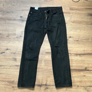 Levis 505 - Fint skick, inga slitningar. De har lite tvättväck från den tidigare ägaren. 