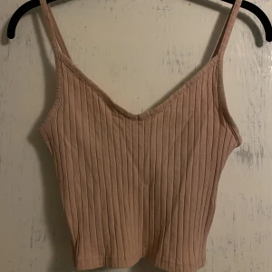 V-ringat linne - Beige/rosa v-ringat linne. Bra skick.