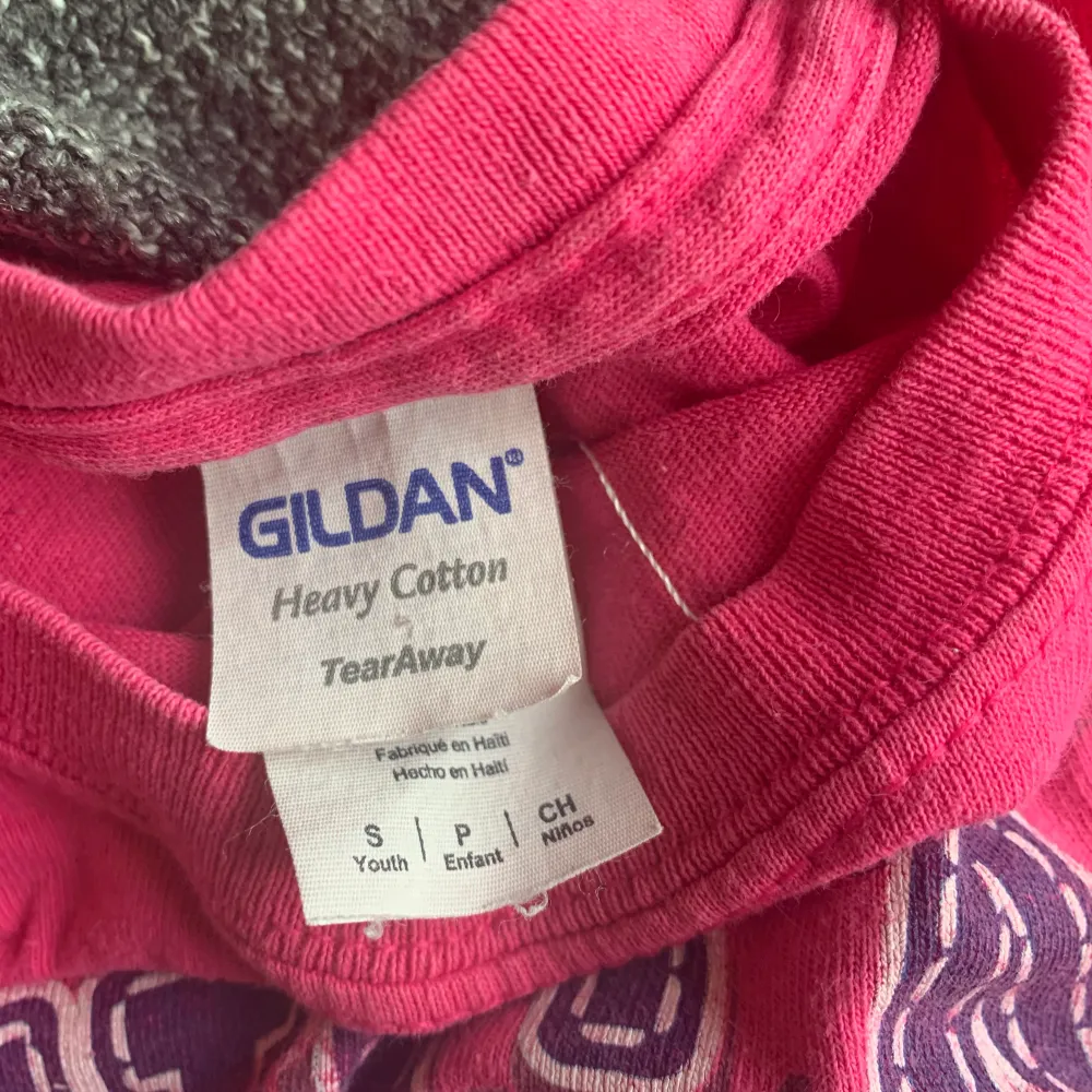 En rosa tröja från GILDAN. T-shirts.