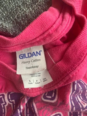 Rosa tröja - En rosa tröja från GILDAN