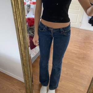 Sjukt snygga lågmidjade bootcut jeans från Nudie 😍Midjemått 38cm, innerbenslängd 76cm. Tveka inte på att ställa frågor eller för fler bilder 💞💞”köp nu” eller möts upp i stan 