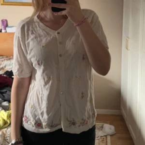 Kofta - Köp i usa på loppis, har aldrig använt den. Den har små gulliga blommor på sig