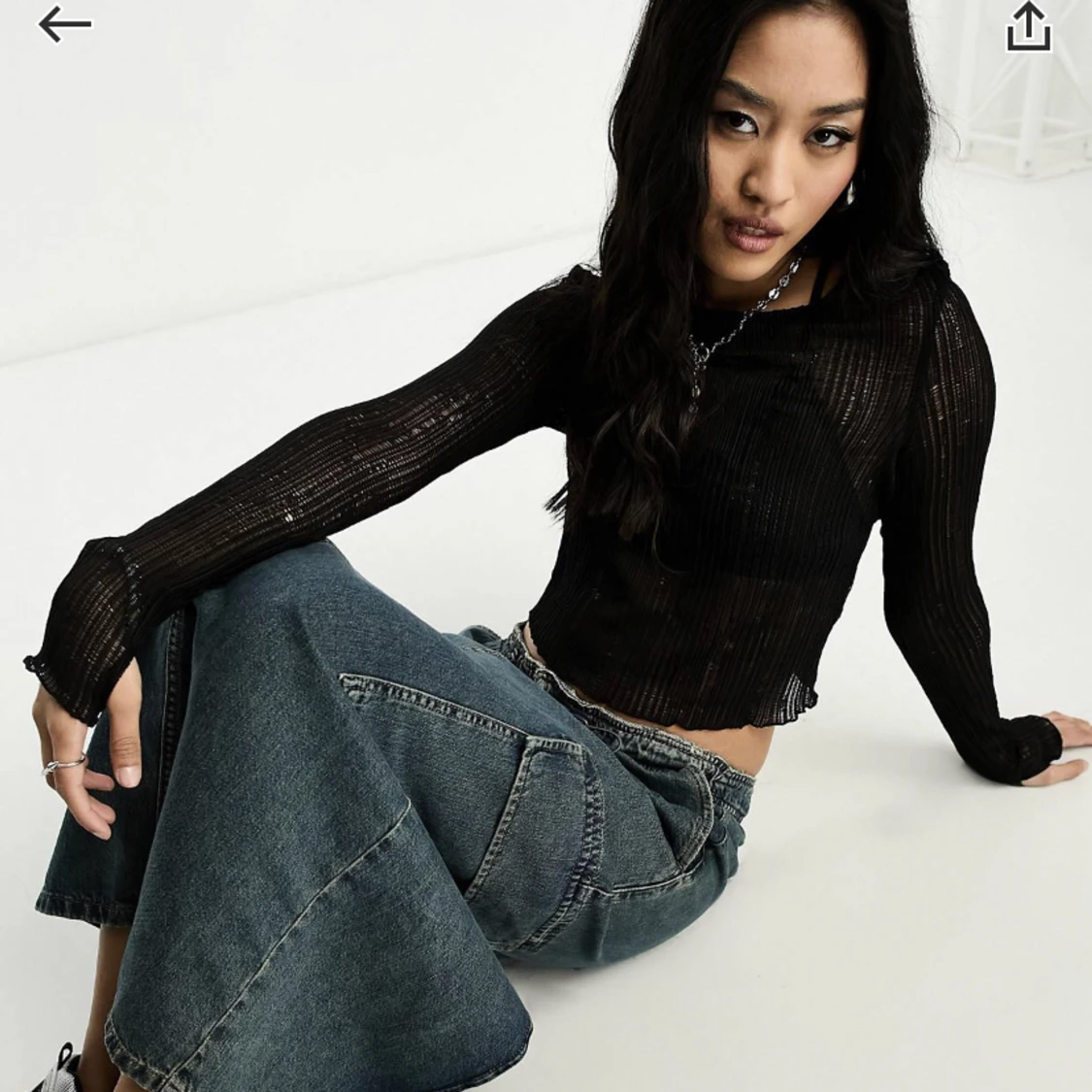 Svart topp med långa ärmar och hålstickad textur - 90