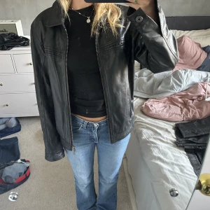 Skinnjacka - Säljer denna skinnjacka, nypris 2000kr. Storlek S men herrstorlek. 