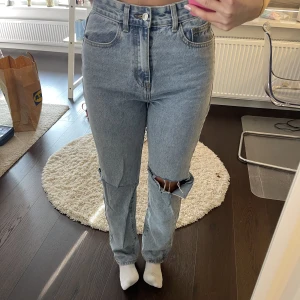 Raka jeans - Är lite för små på mig, så dom sitter inte jätte bra