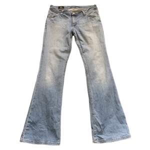 Supersnygga ljusblå jeans från Lee! OBS! Defekter finns (fråga för bilder) Midjemått 88cm Innerbenslängd 83cm