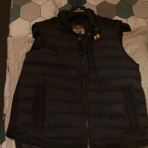 Parajumper Remix Väst - Säljer min parajumper väst för att den är för stor. Nypris 5500kr. Använd ett fåtal gånger ser ut som helt ny👍