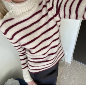 Stickad tröja  - Så sjukt snygg och superskön stickad tröja i 100% Kashmir, går att ha som helpolo men även lite uppknäppt som på första bilden, mycket bracelet skick!! Nypris ca 3000kr❤️Storlek L men motsvarar mer en S