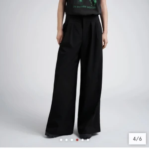 Kostymbyxor Carin Wester  - Highwaist vida kostymbyxor från Carin Wester i modellen ”gracie”. I grå färg som inte säljs längre. Är i mycket bra skick, bara använda ett par gånger🥰
