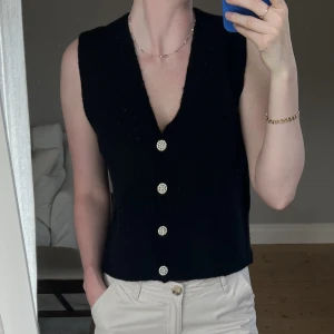 Stickad väst - Stickad väst från Lindex med fina knappar.