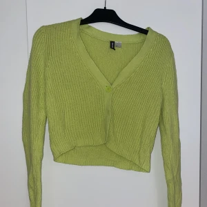 Limegrön kort kofta  - En limegrön kort kofta som passar bra nu till hösten 🧡