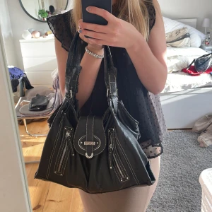 handväska - Säljer nu min ursnygga Balenciaga liknande väska då denna inte kommer till användning längre💝 Köptes av en annan tjej secondhand🙏🏼 Den har rymligt med plats för och man får plats med dator! Obs att lädret har släppt på flera ställen på väskan därav priset