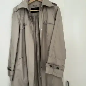 Trench coat från esprite. Nytt och fint skick! Skicka för fler bilder och info🌼