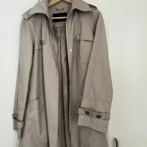 Trench Coat jacka - Trench coat från esprite. Nytt och fint skick! Skicka för fler bilder och info🌼