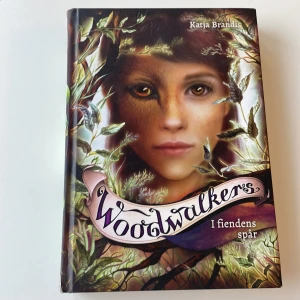 Woodwalkers del 5 - En bok som är i väldigt par skick förutom några små märken på sidorna av ryggen längst ner.