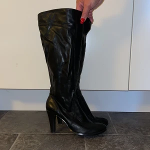 Stövlar  - Stövlar med 9 cm klackhöjd. Använd fåtal gånger i mycket gott skick 