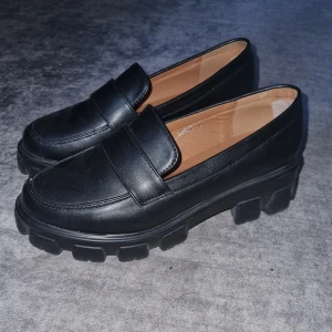 Loafers - Svarta loafers i storlek 38. Använda 3 gånger så i nyskick. 