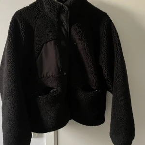 Teddyjacka - Teddyjacka köpt från pull & bear. Säljer då de inte längre används. Själva jackan är i mycket bra skick, endast en fick som gått sönder inuti
